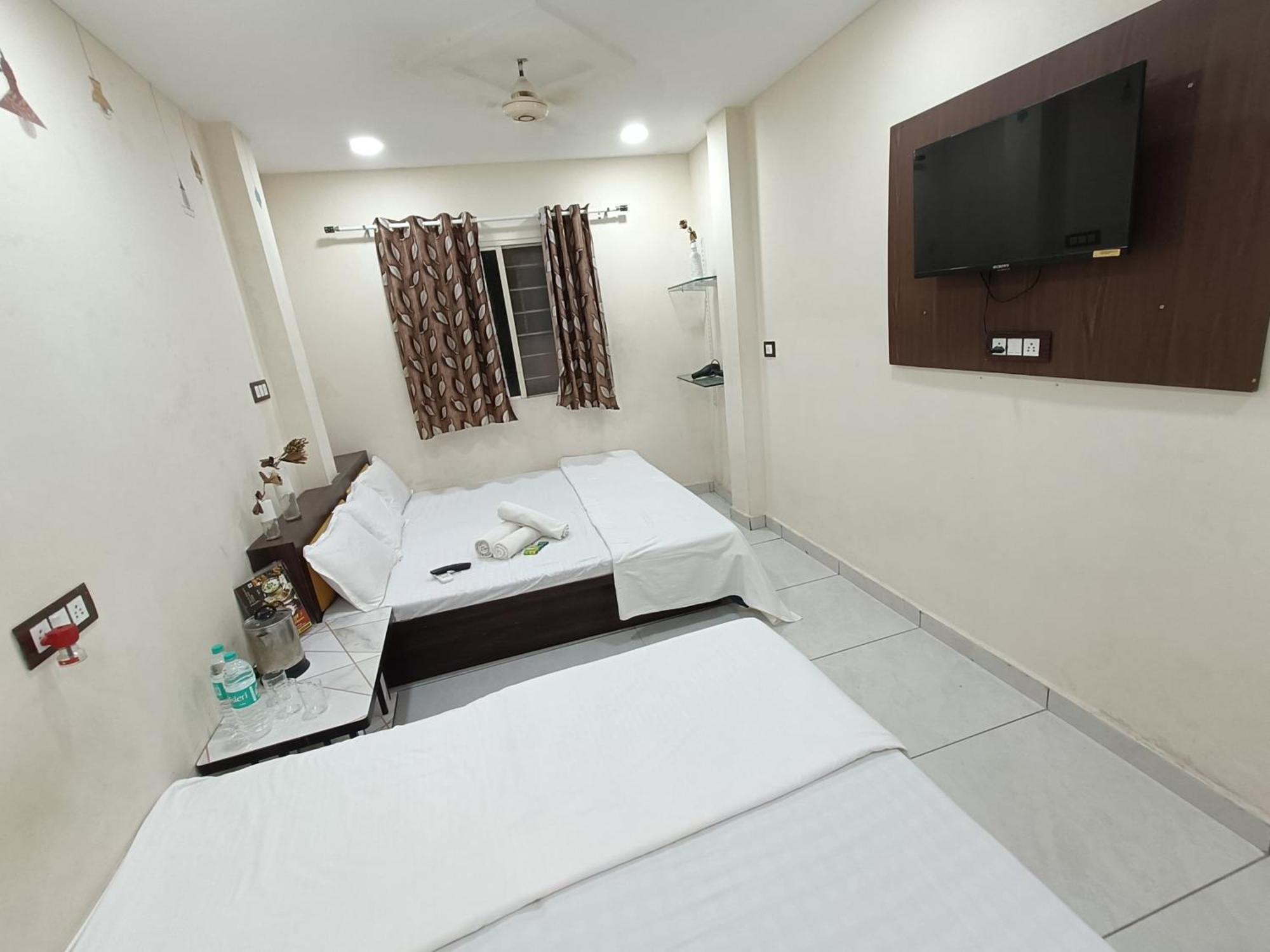 Treebo Yatri Grah Kshipra T Hotel Уджайн Екстериор снимка