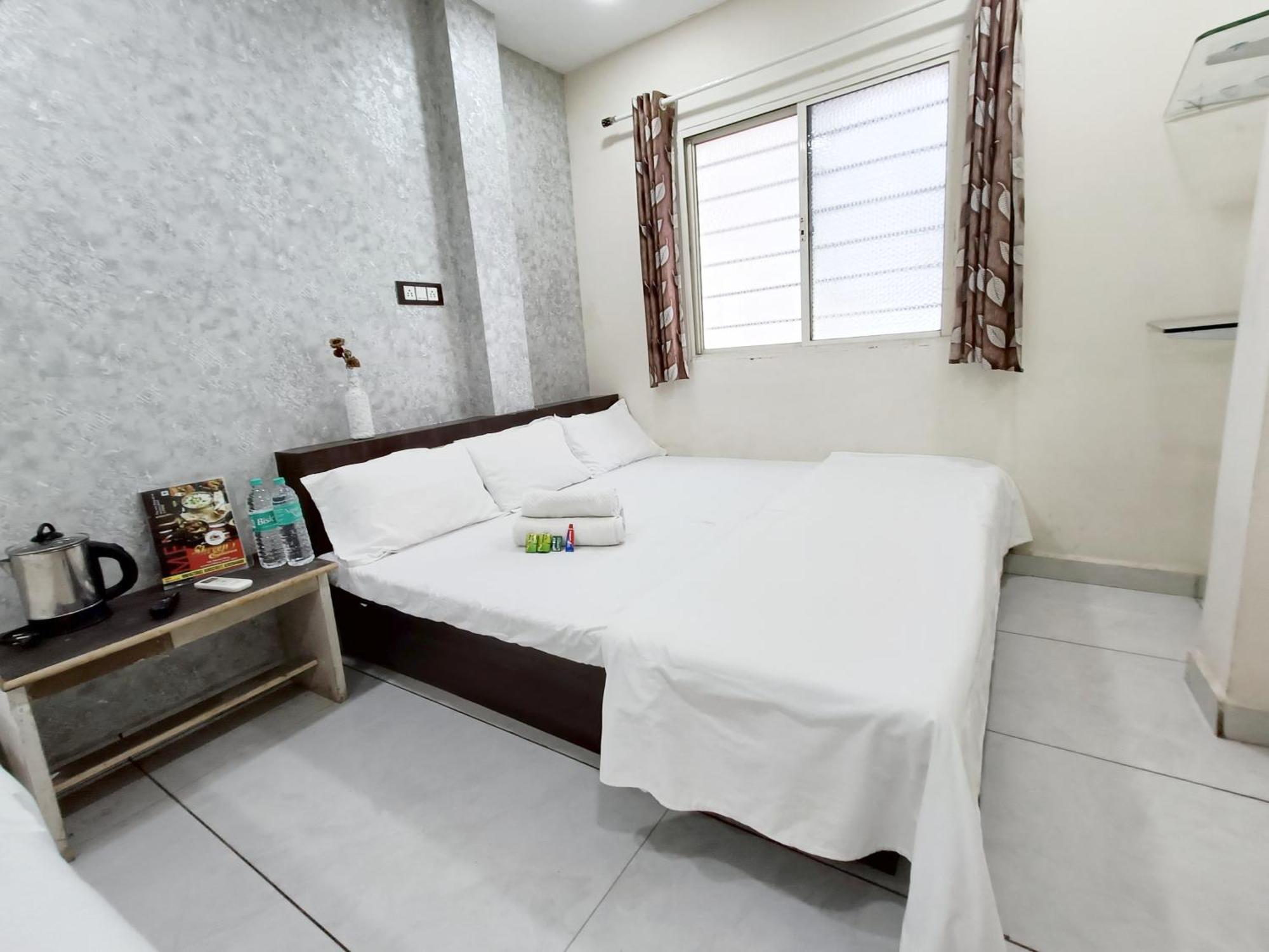 Treebo Yatri Grah Kshipra T Hotel Уджайн Екстериор снимка